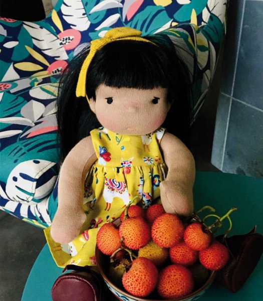 Poupée cheveux longs brune