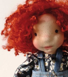 Une poupée de laine pleine de charme...