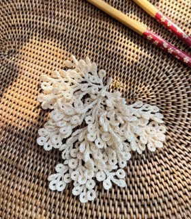 Mono boucle d'oreille en micro-crochet