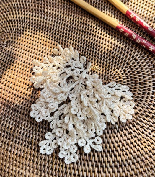 Mono boucle d'oreille en micro-crochet