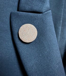 Petite broche ronde micro-crochet