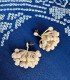 Des grappes de boutons de fleurs en boucles d'oreilles