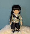 Cette poupée japonaise vous sera livrée avec 2 kimonos