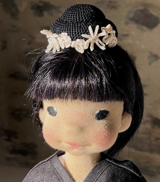 Admirez la coiffure de cette poupée japonaise