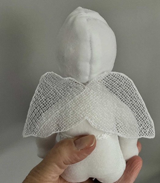 Les ailes de cet angelot sont amovibles