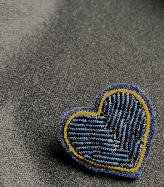 Broche brodée CŒUR BLEU