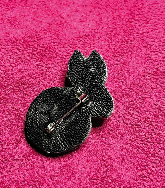 Broche doublée cuir