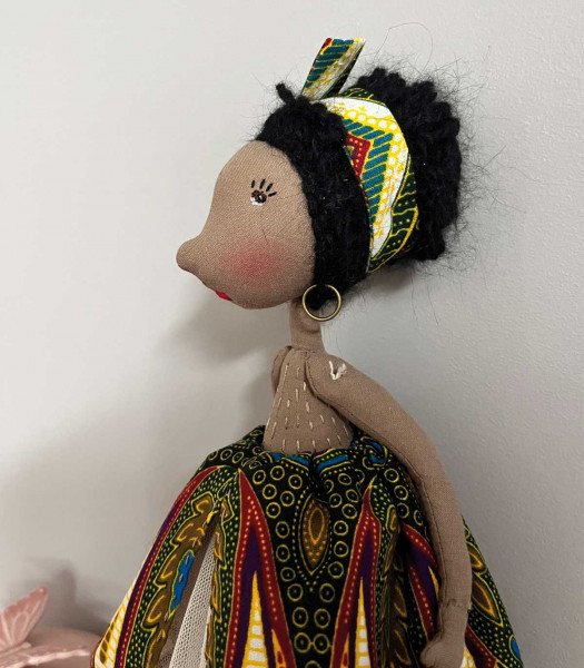 Adorable poupée à la peau noire