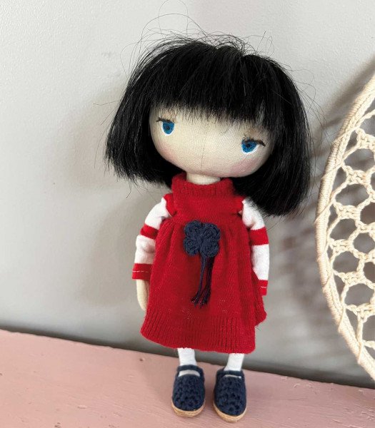 Une adorable petite poupée de 20 cm
