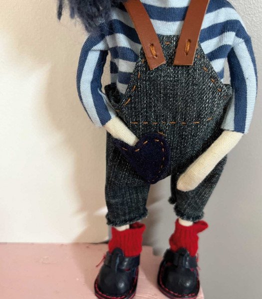 Des vêtements de poupée aux jolis détails…