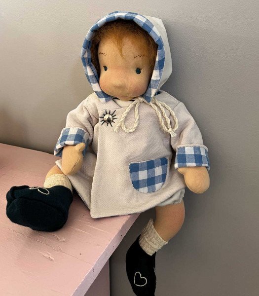 Tutoriel et patrons pour réaliser une poupée Waldorf et ses vêtements