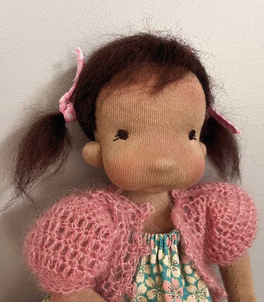 La poupée et ses vêtements sont tous fait entièrement à la main