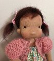 La poupée et ses vêtements sont tous fait entièrement à la main